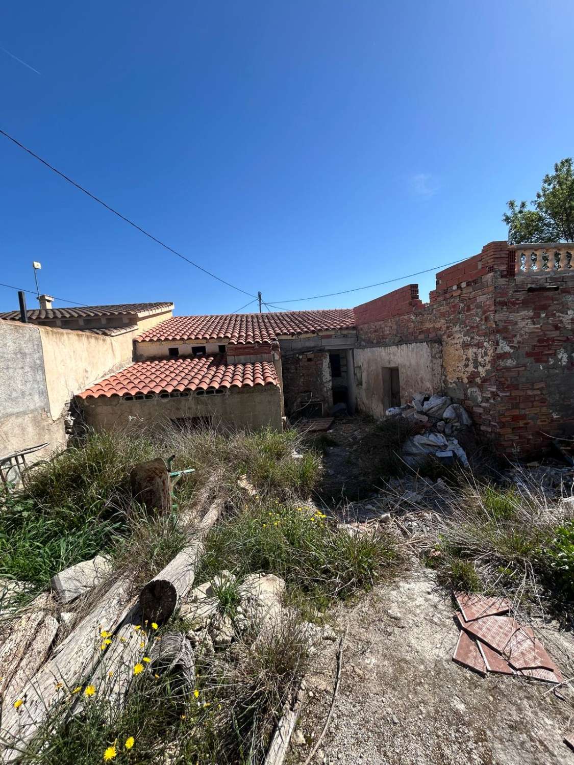 Large, partially renovated town house in Henares