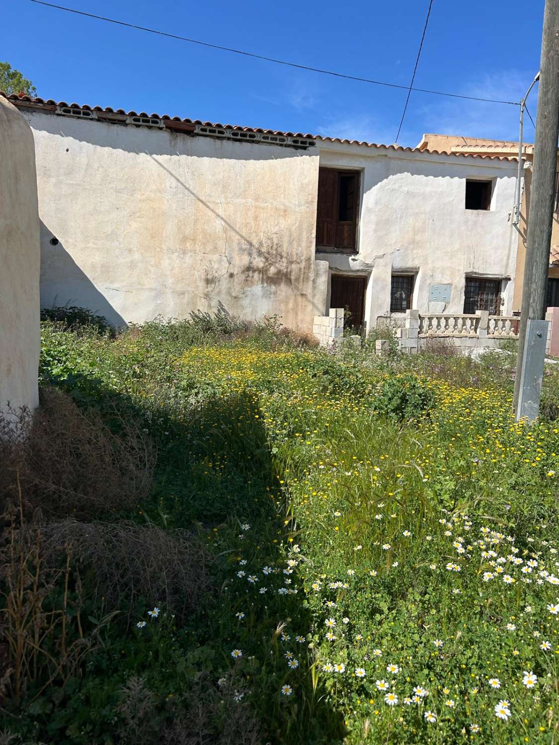 Large, partially renovated town house in Henares