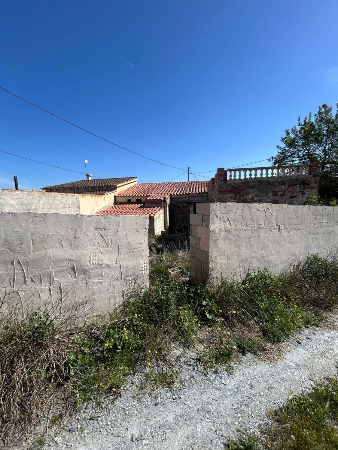 Large, partially renovated town house in Henares