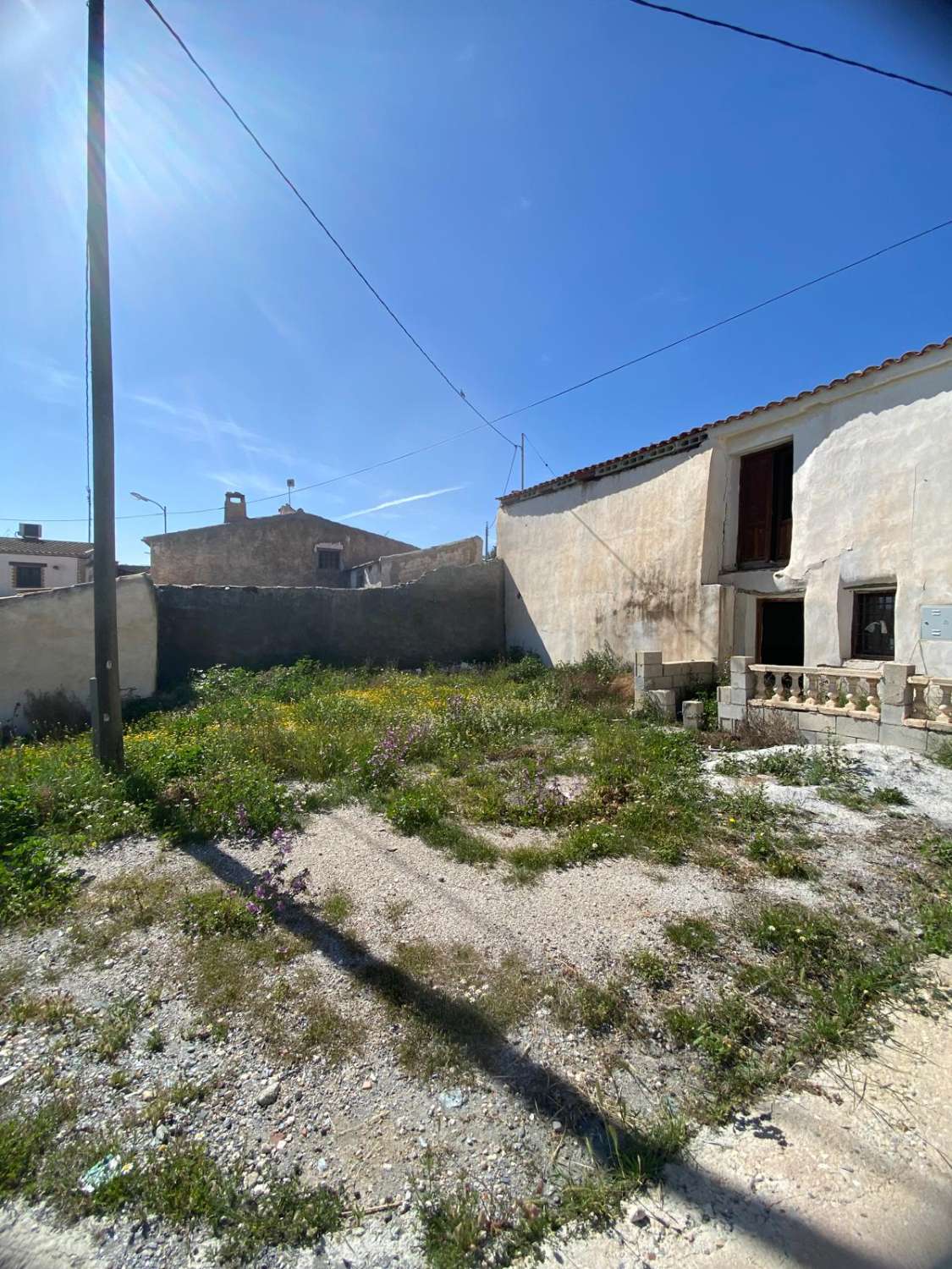 Large, partially renovated town house in Henares
