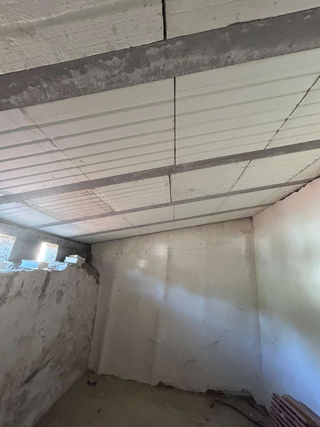 Large, partially renovated town house in Henares