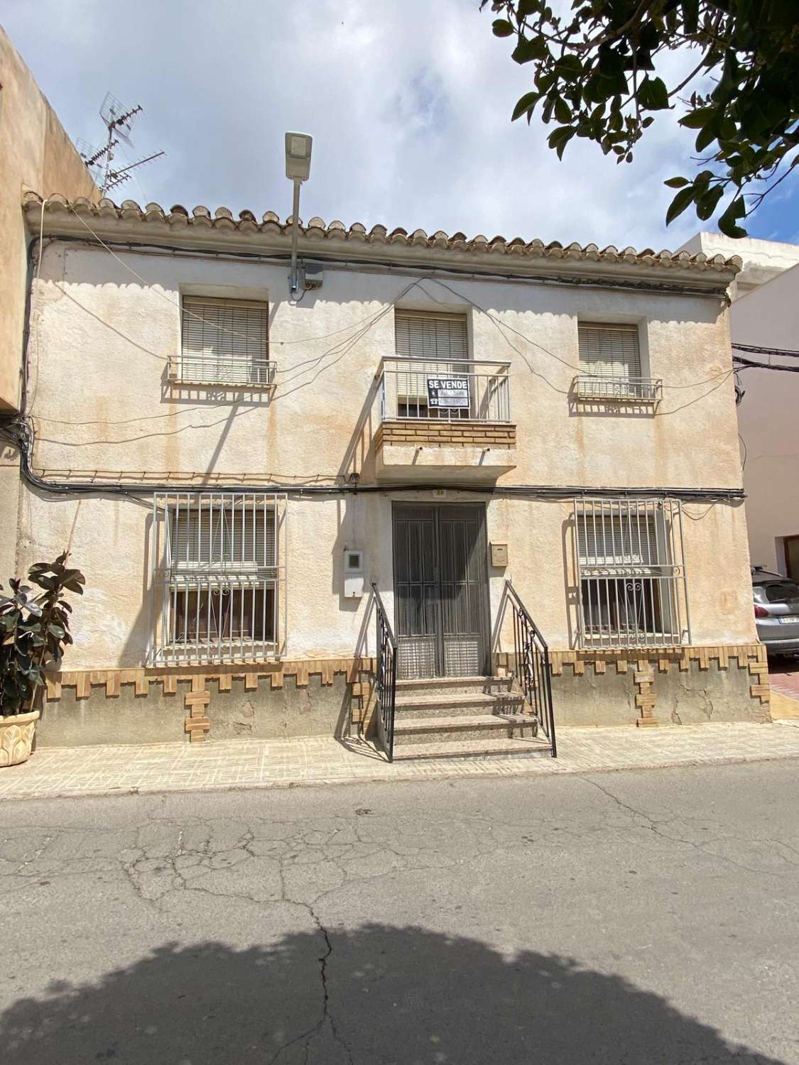 5 bedroom house in Oria with 1,700m2 of land with gardens and terraces