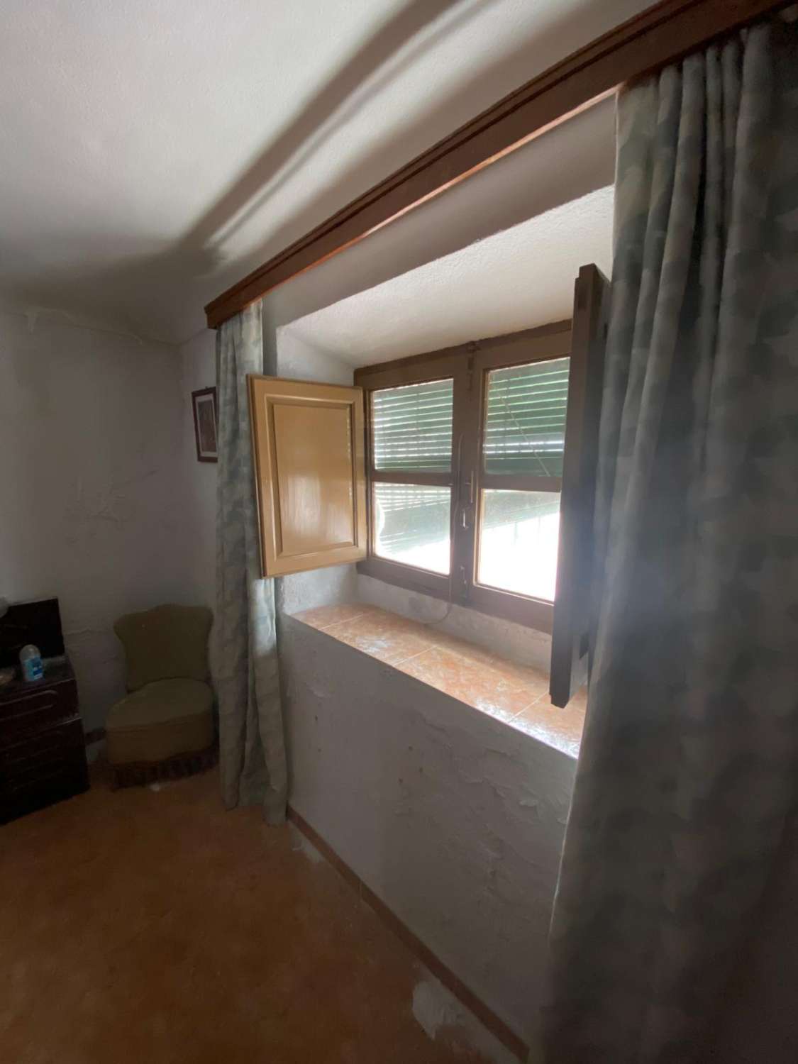 5 bedroom house in Oria with 1,700m2 of land with gardens and terraces