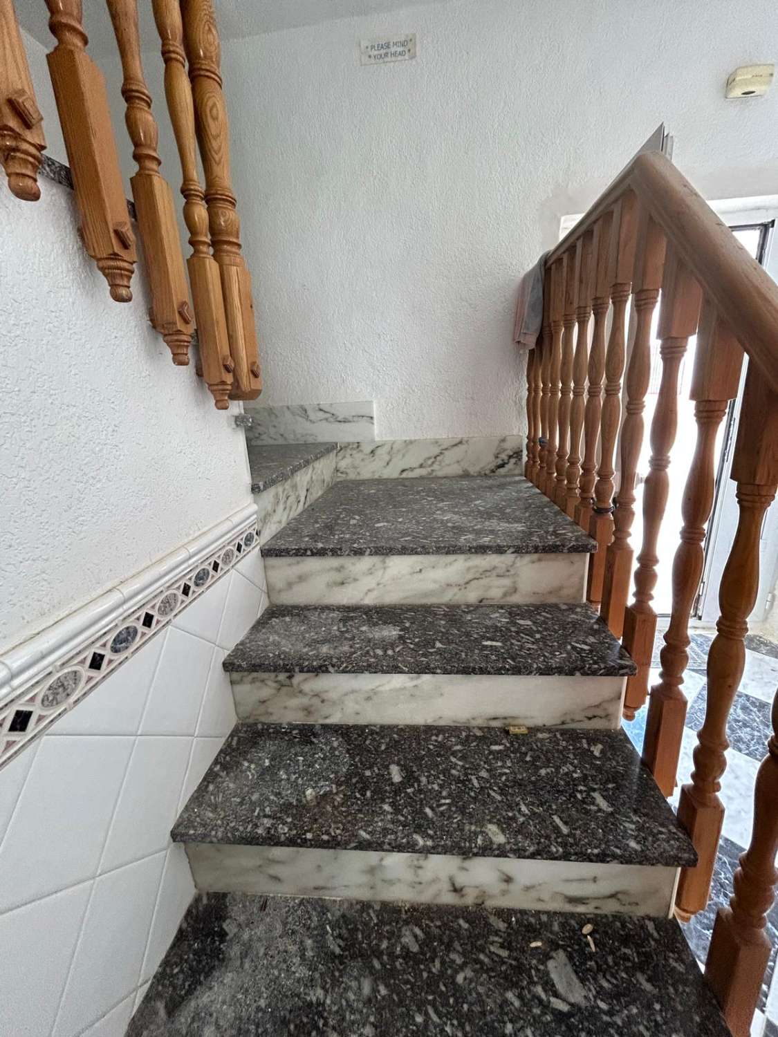 Großes Haus im Zentrum von Freila in überwiegend gutem Zustand
