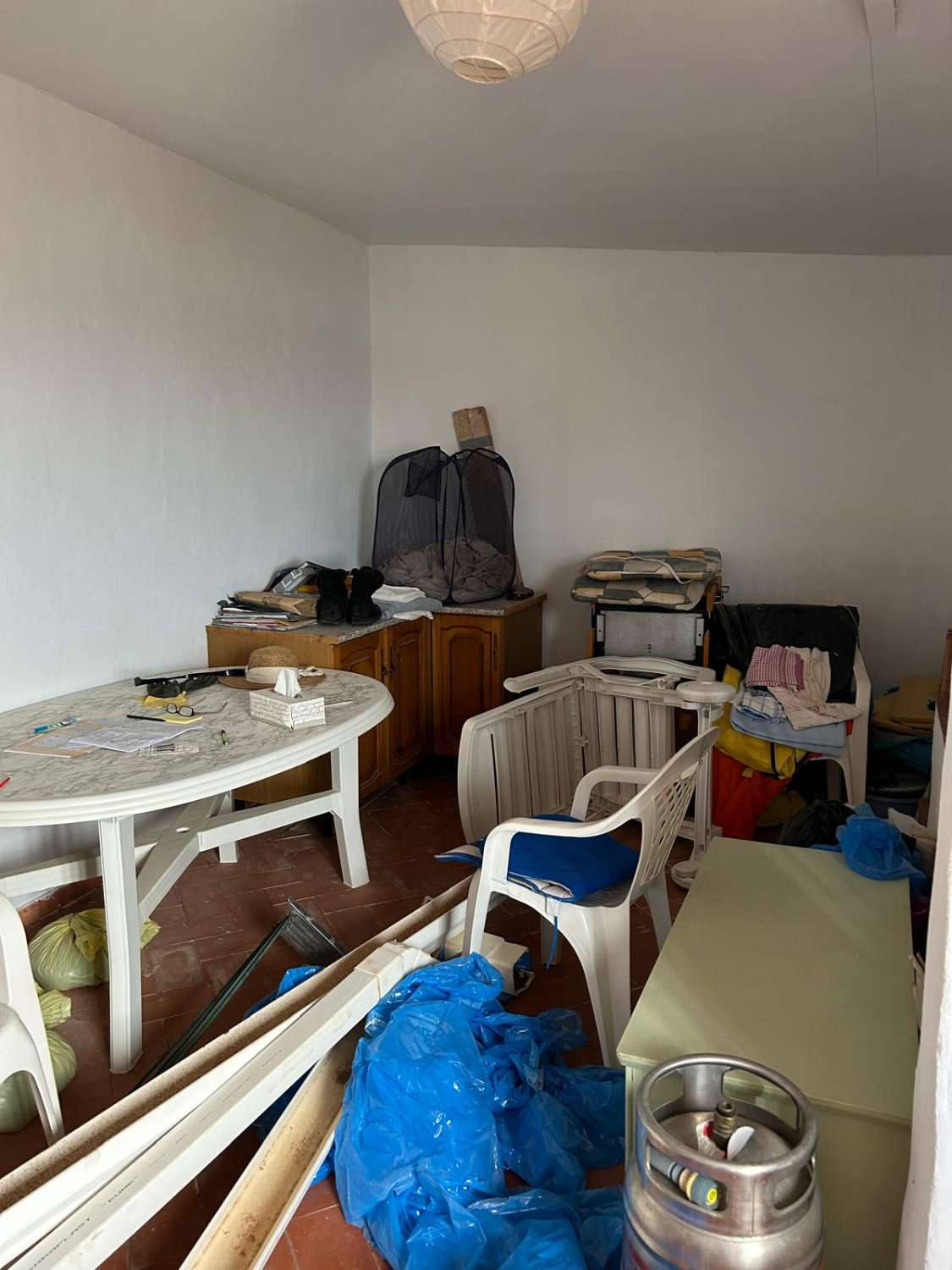 Großes Haus im Zentrum von Freila in überwiegend gutem Zustand