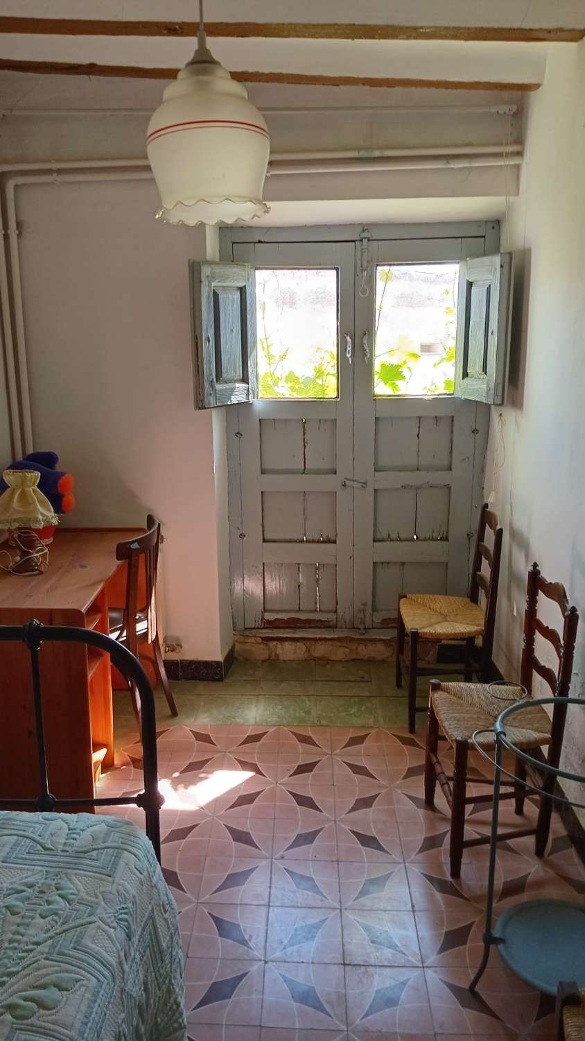 Enorme woning met 9 slaapkamers, tuin en garages