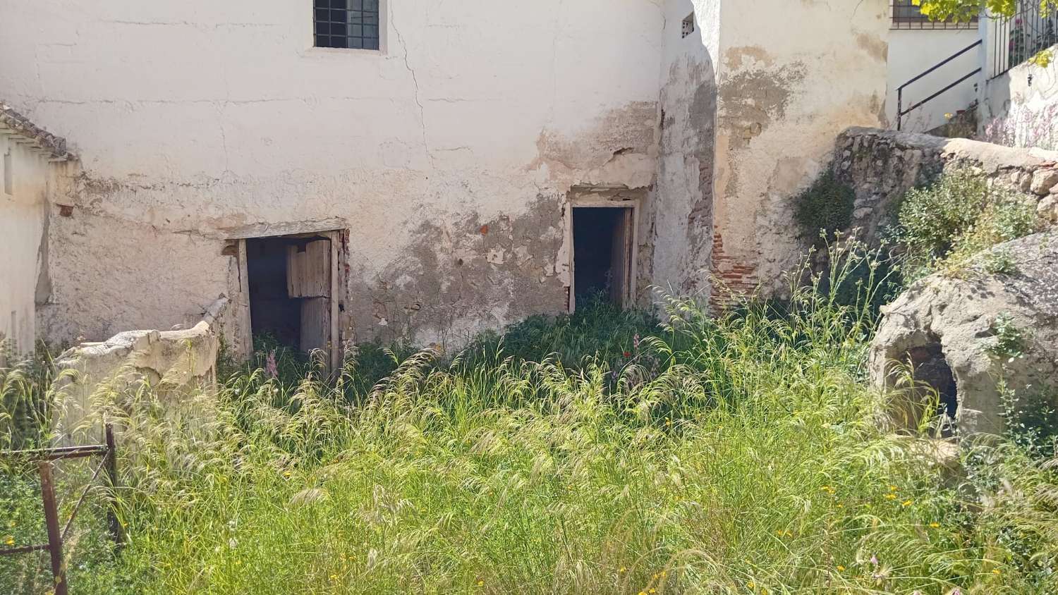 Enorme woning met 9 slaapkamers, tuin en garages