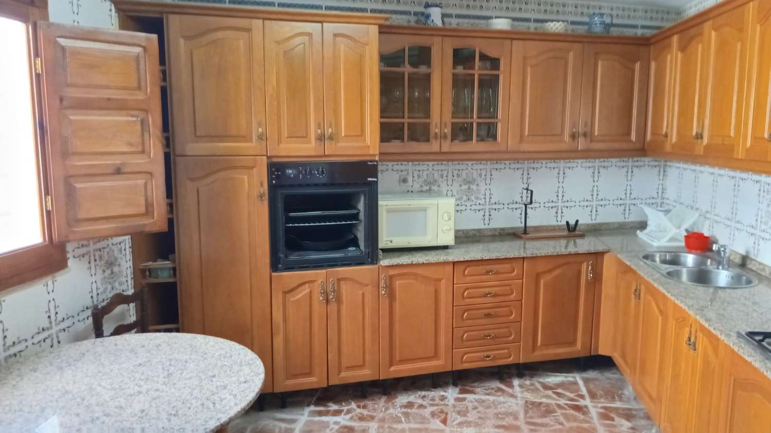 Enorme woning met 9 slaapkamers, tuin en garages