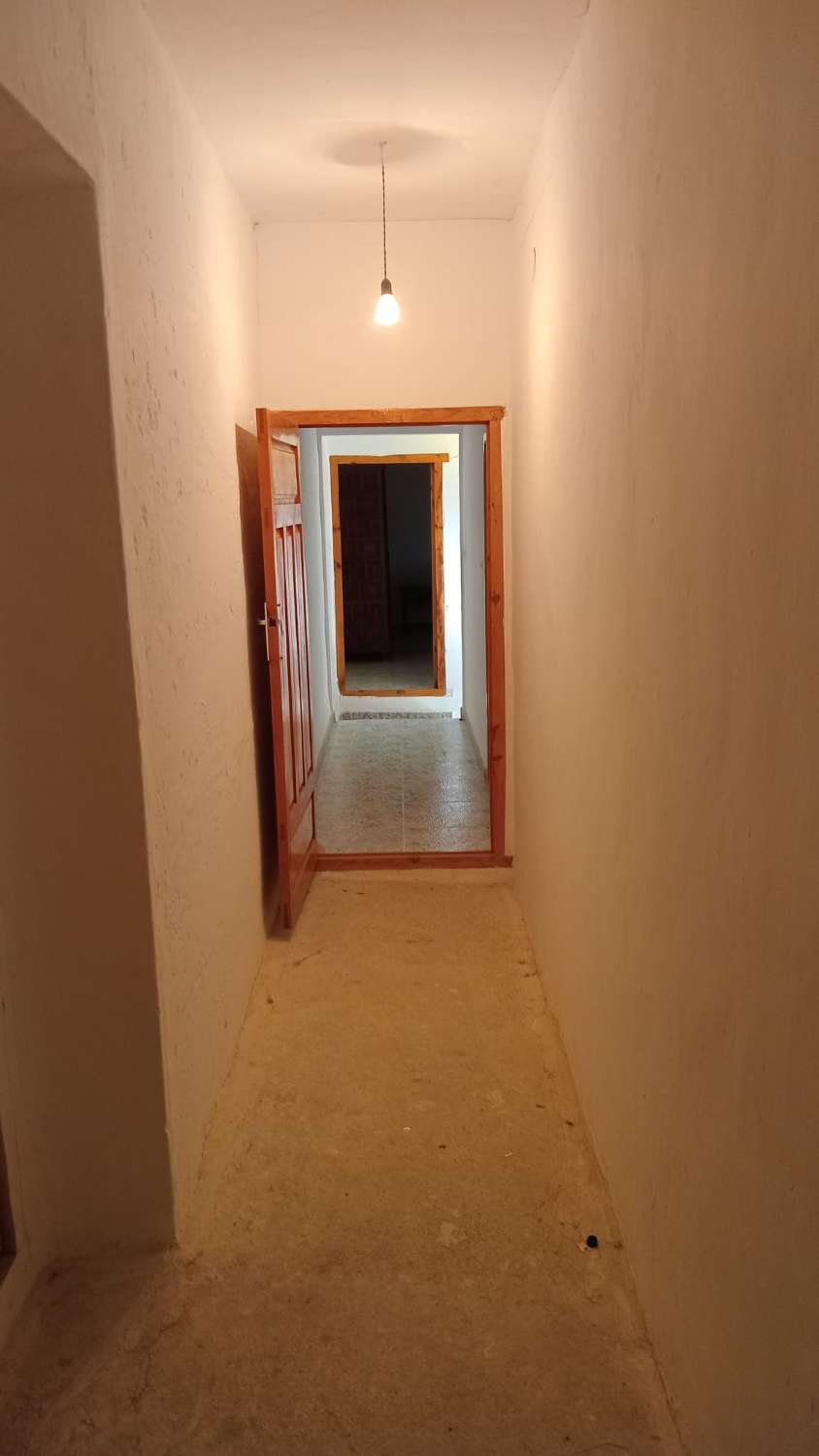 Enorme woning met 9 slaapkamers, tuin en garages