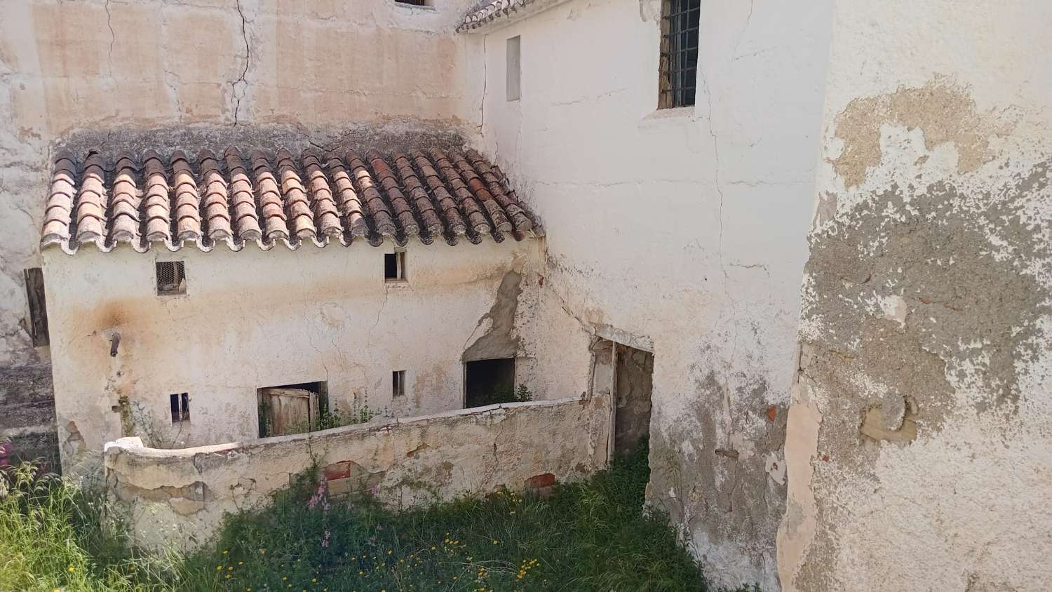 Enorme woning met 9 slaapkamers, tuin en garages