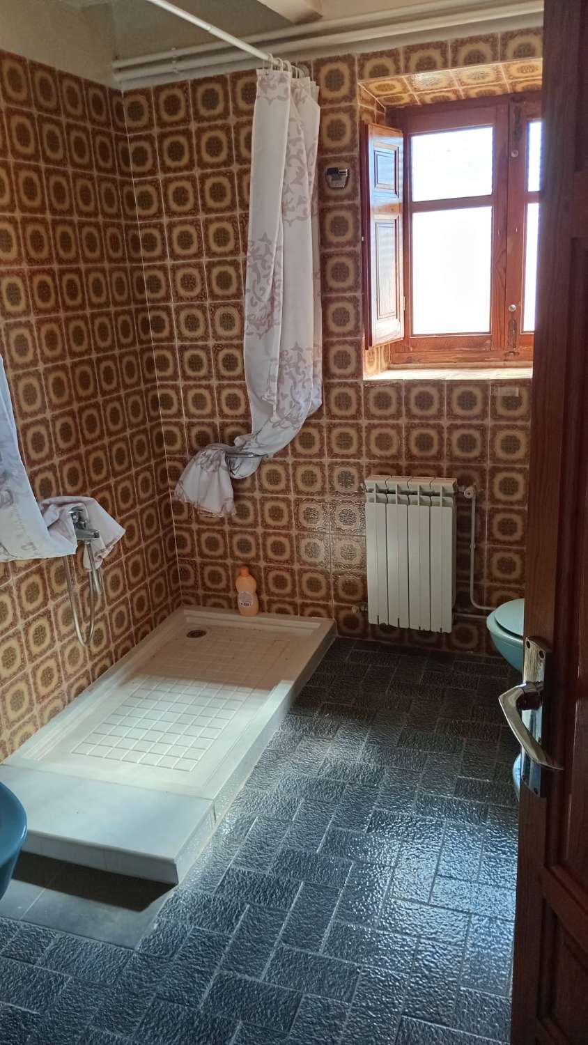 Enorme woning met 9 slaapkamers, tuin en garages