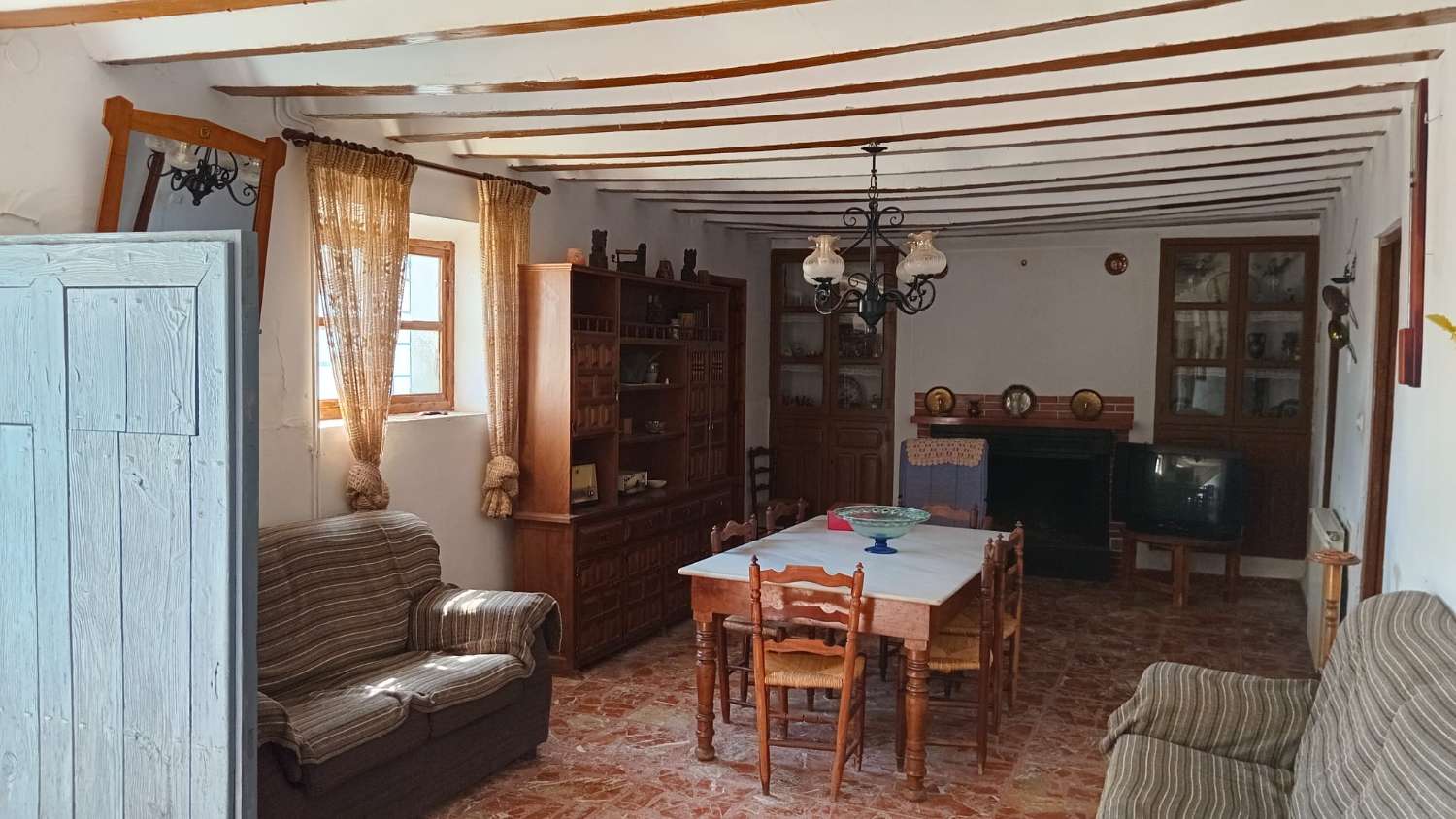 Enorme woning met 9 slaapkamers, tuin en garages
