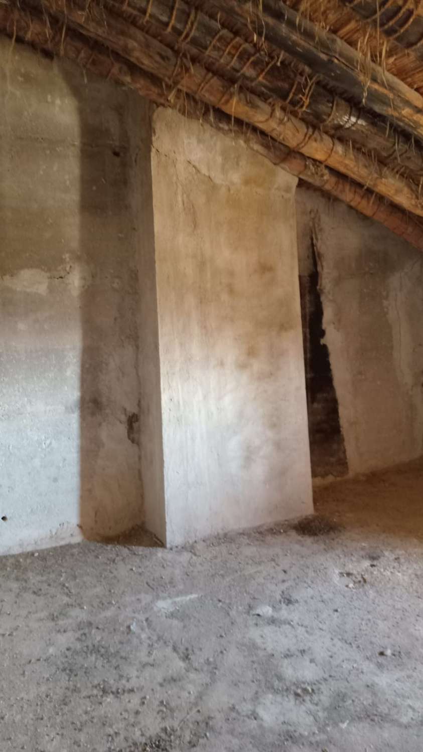 Te renoveren woning met 37.4982m2 grond in Velez Blanco