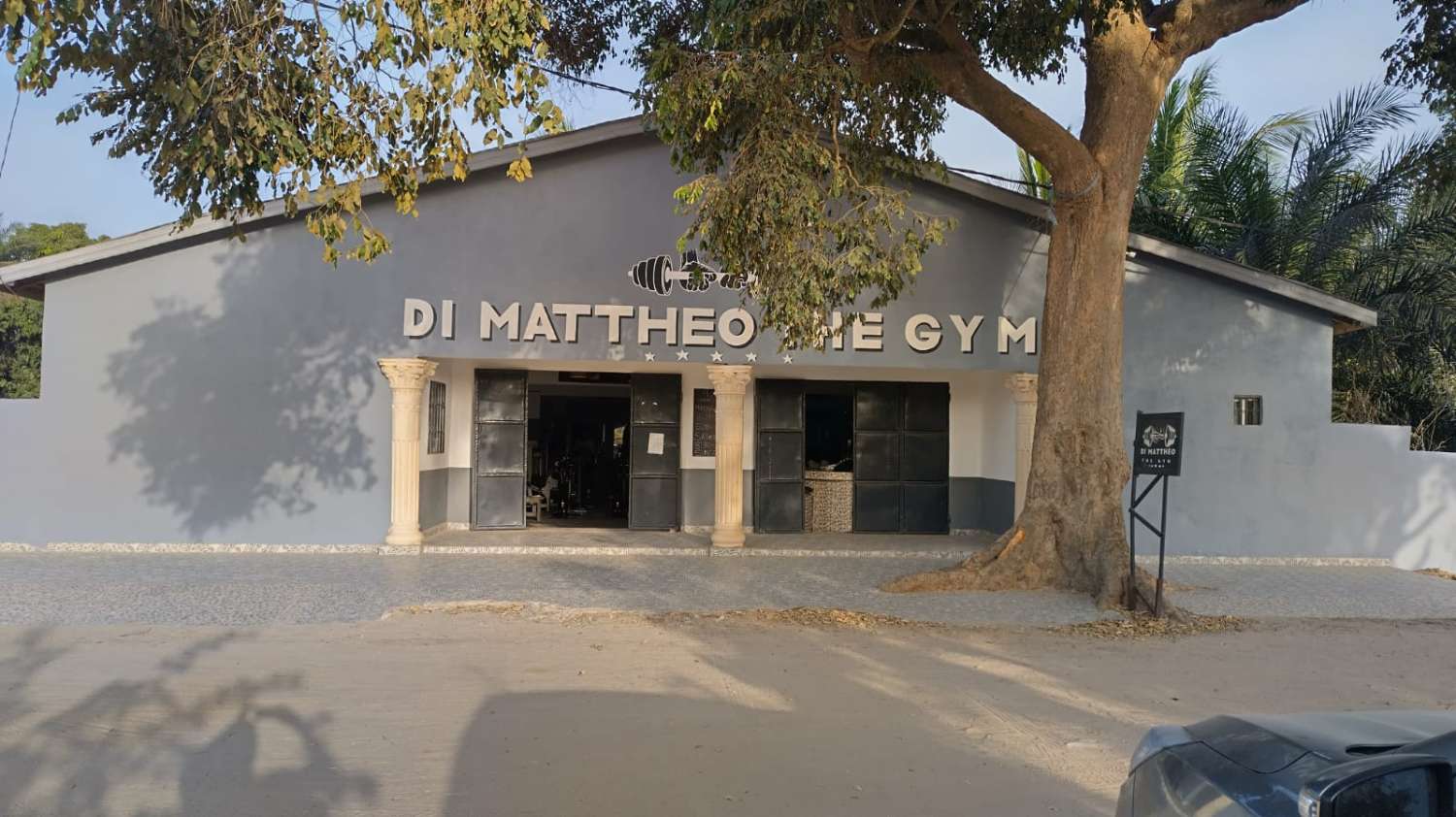 Impresionante villa de 4 dormitorios y 3 baños con piscina en Gambia, norte de África, cerca de la playa.