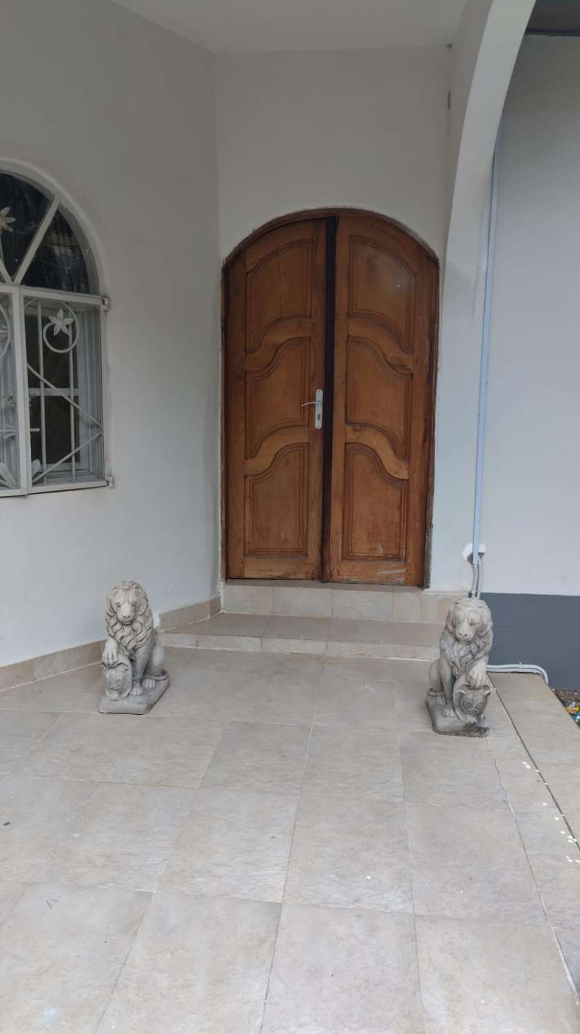 Impresionante villa de 4 dormitorios y 3 baños con piscina en Gambia, norte de África, cerca de la playa.