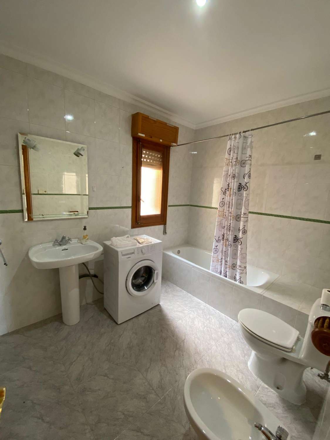 Lovely 2nd Floor Apartment, 4 beds, 2 baths, balconies, Velez Rubio