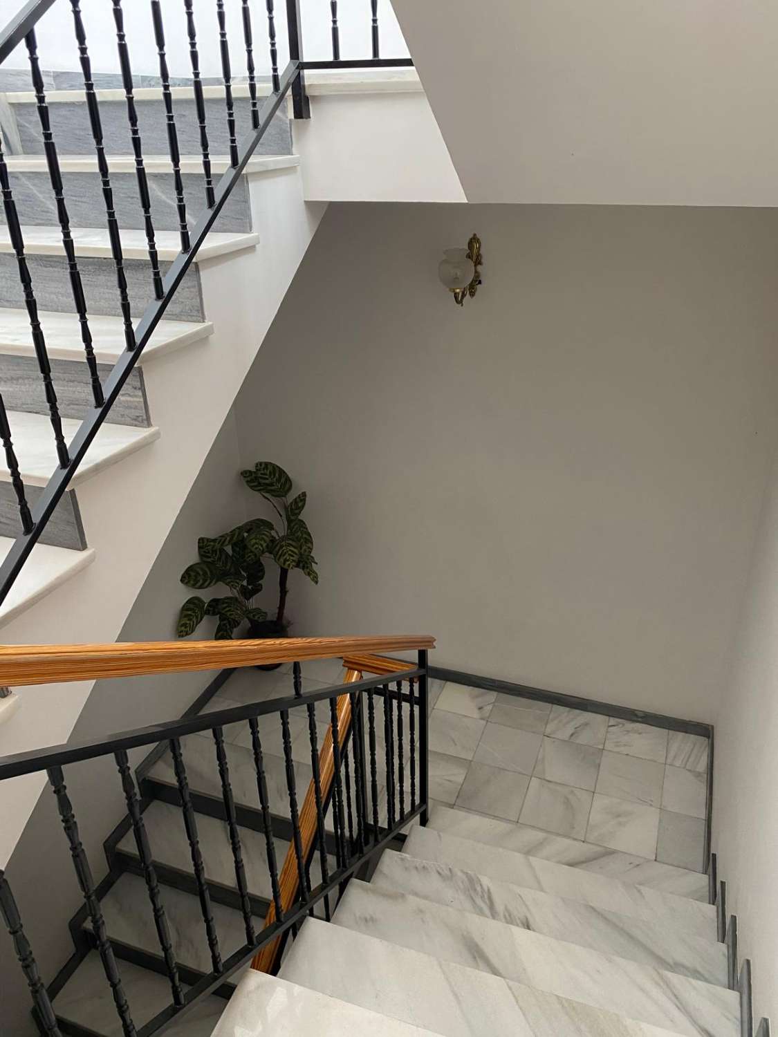 Lovely 2nd Floor Apartment, 4 beds, 2 baths, balconies, Velez Rubio