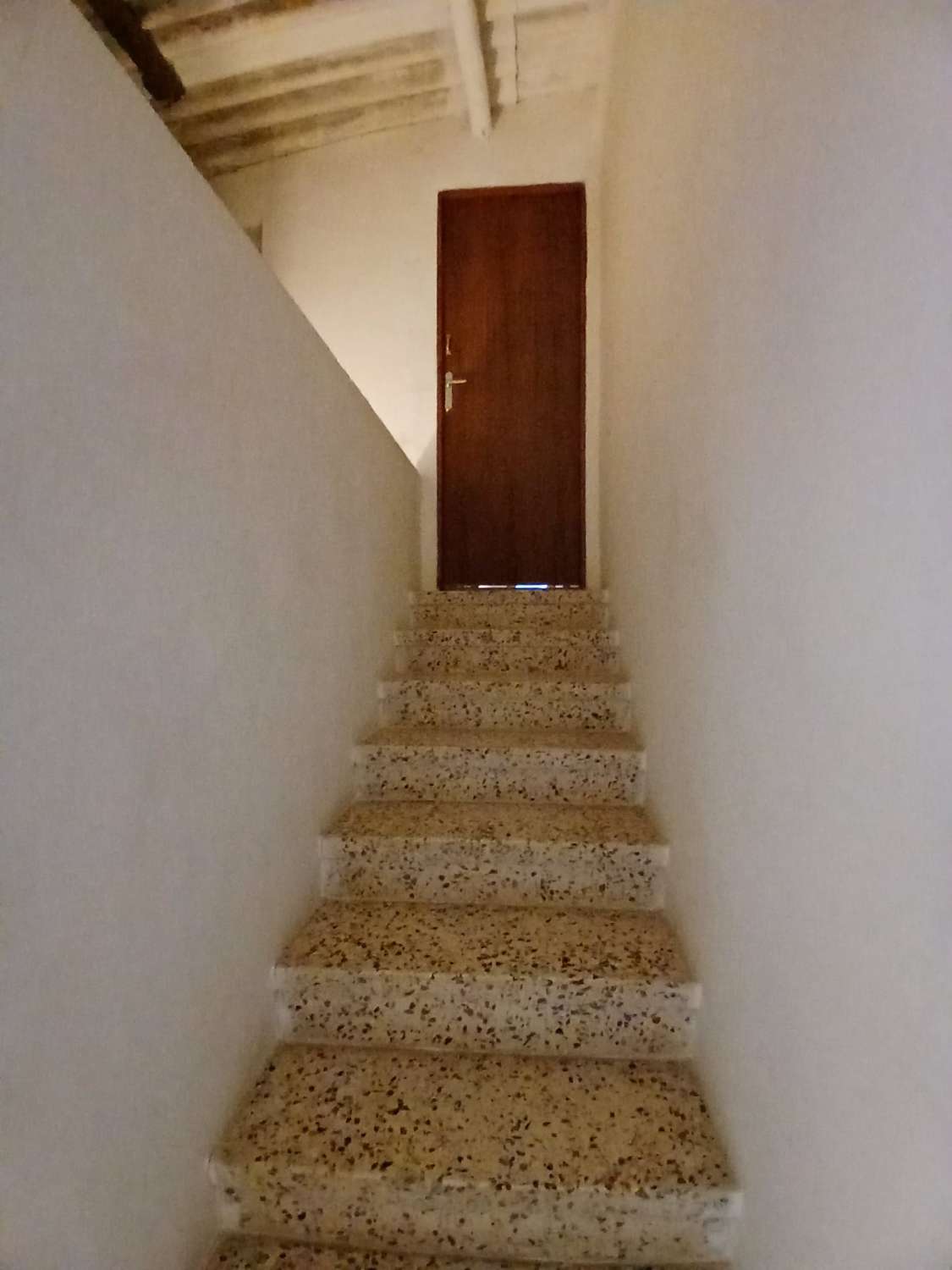 Preciosa casa en María con terreno de 388m2 y amplio garaje/taller.