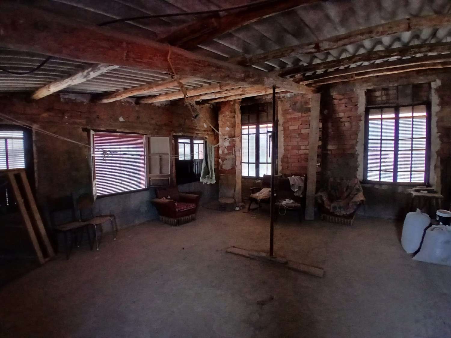 Preciosa casa en María con terreno de 388m2 y amplio garaje/taller.