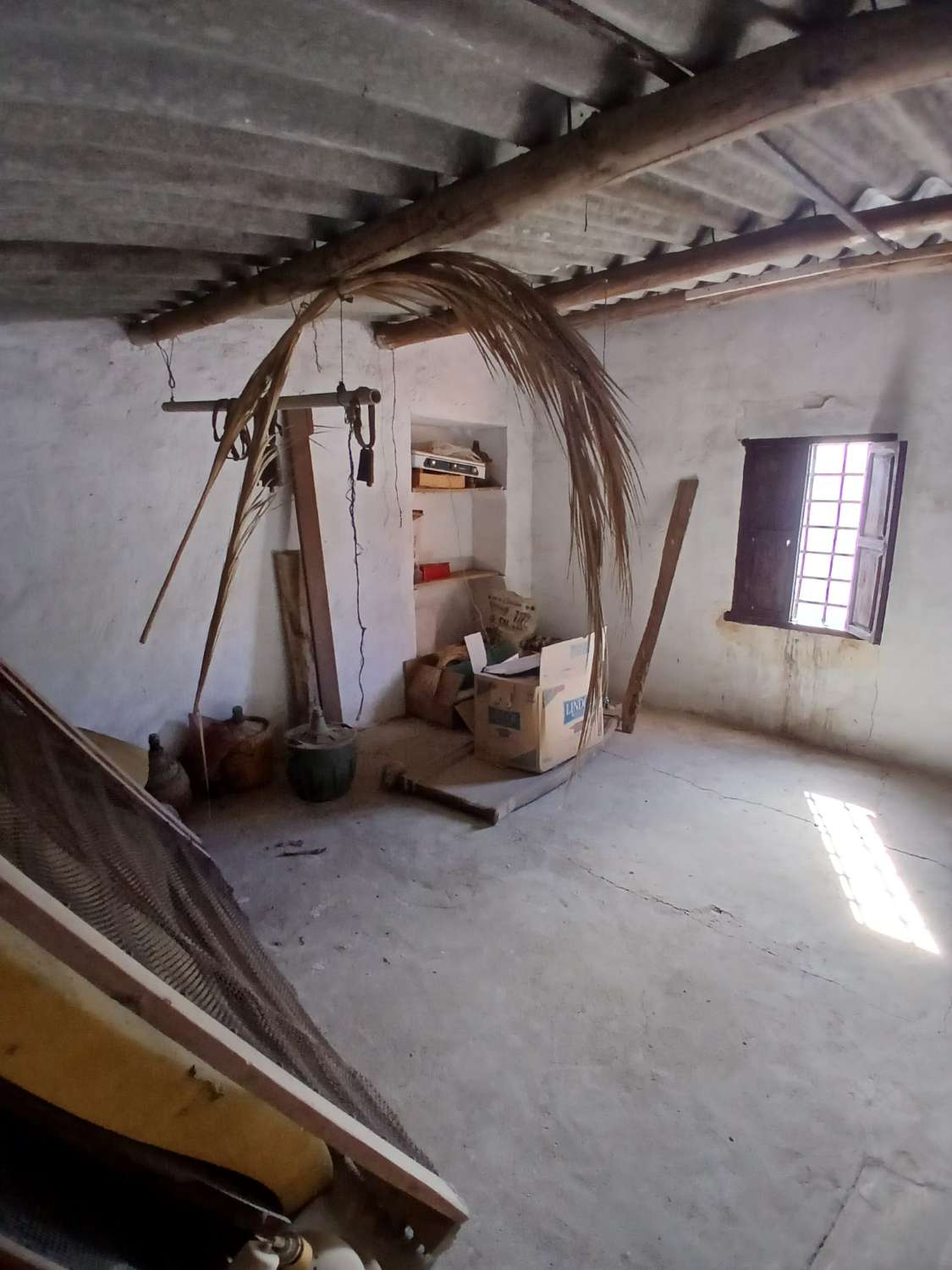 Preciosa casa en María con terreno de 388m2 y amplio garaje/taller.