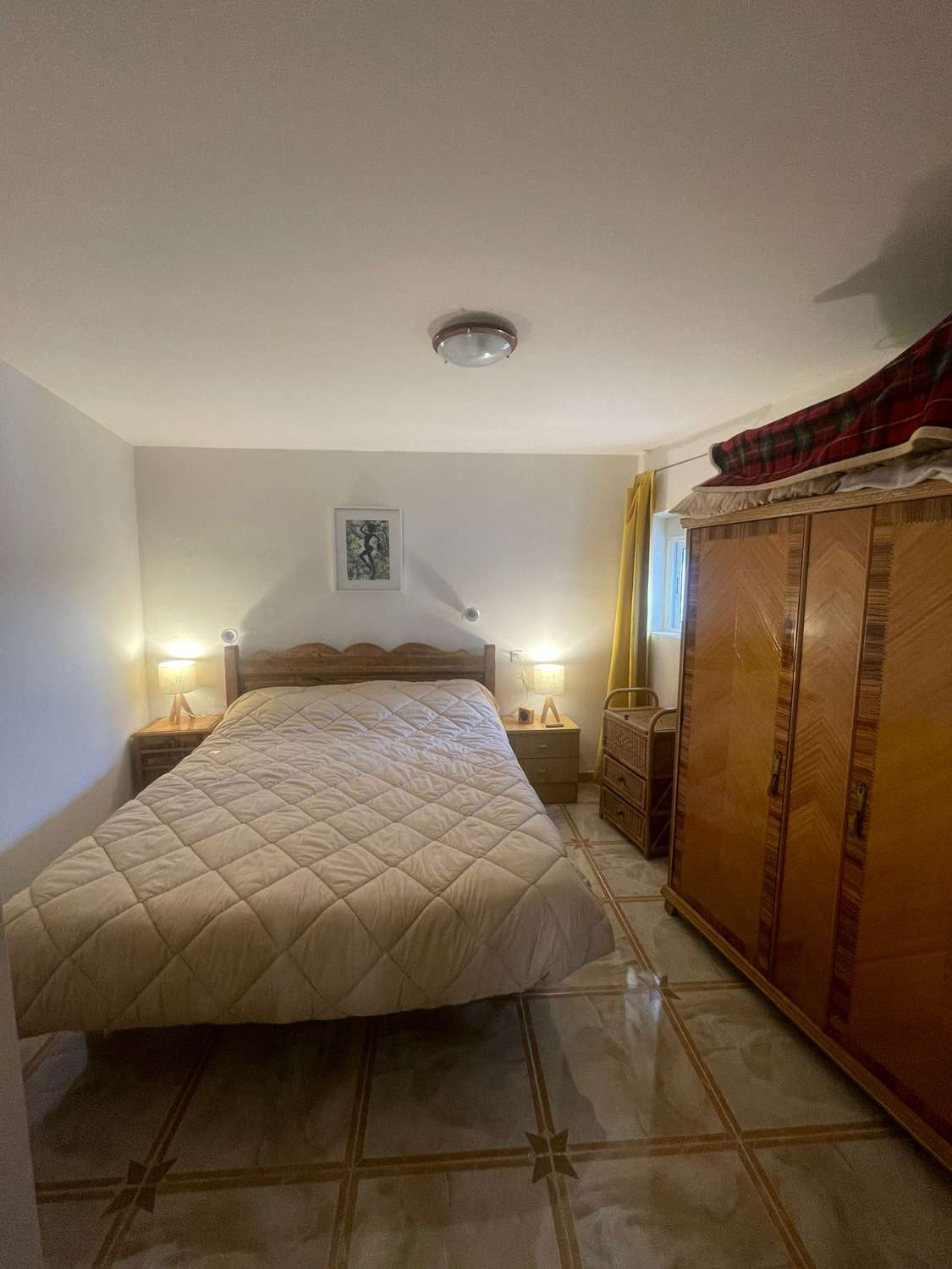 Casa adosada de 4 dormitorios bellamente modernizada con patio en Vélez Blanco