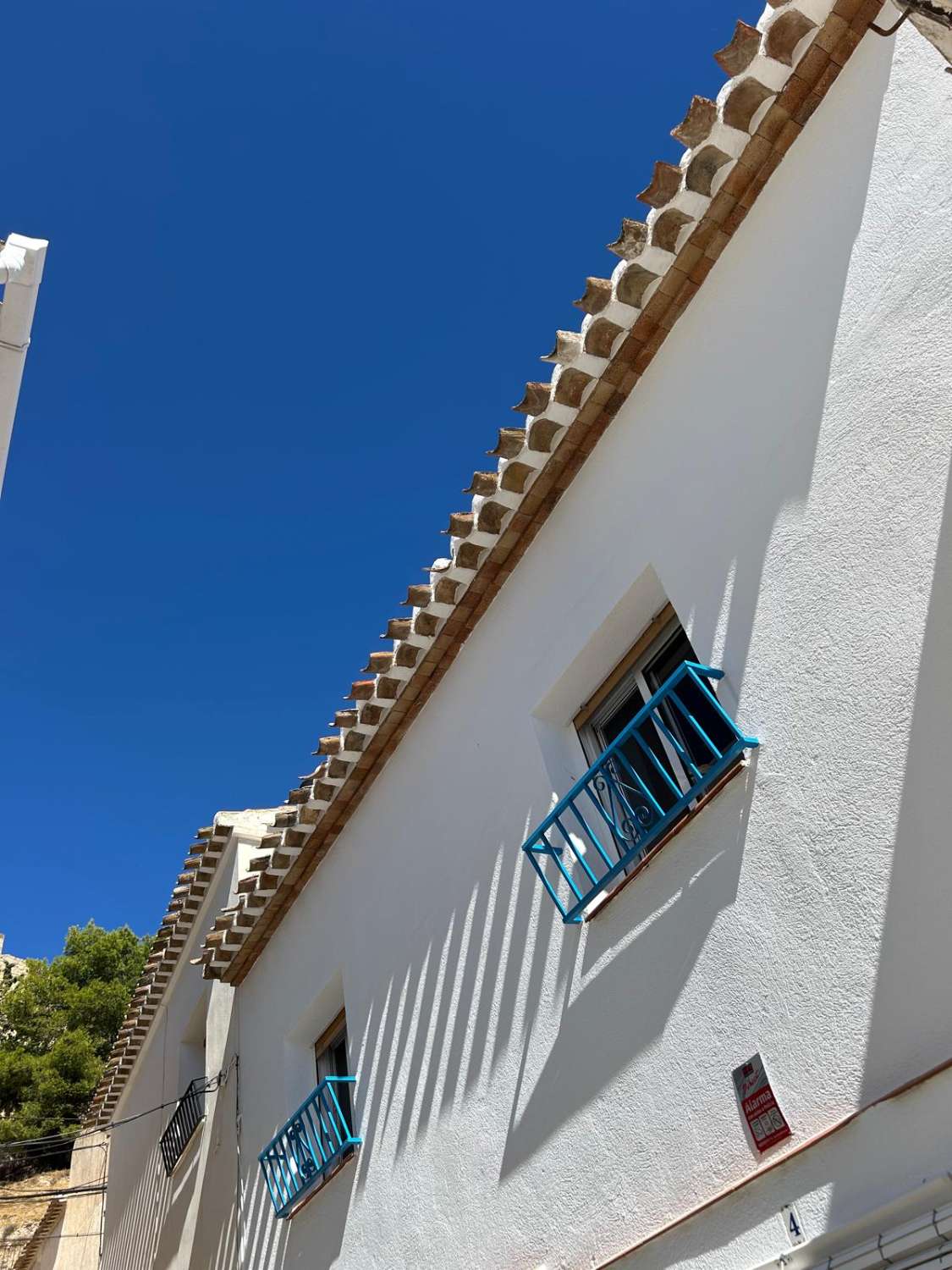 Casa adosada de 4 dormitorios bellamente modernizada con patio en Vélez Blanco