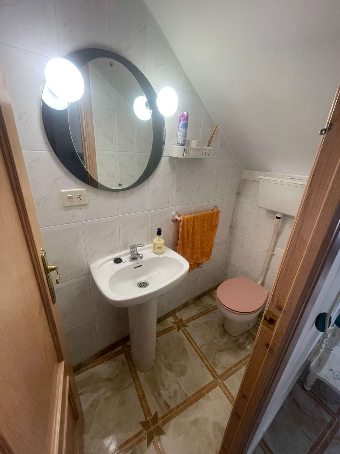 Casa adosada de 4 dormitorios bellamente modernizada con patio en Vélez Blanco