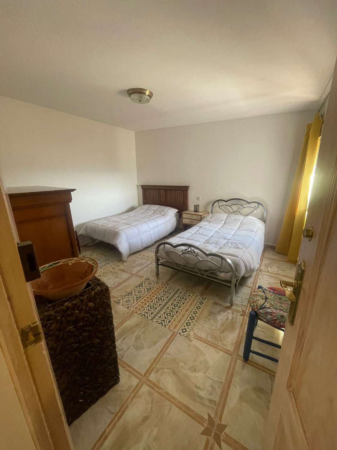 Casa adosada de 4 dormitorios bellamente modernizada con patio en Vélez Blanco