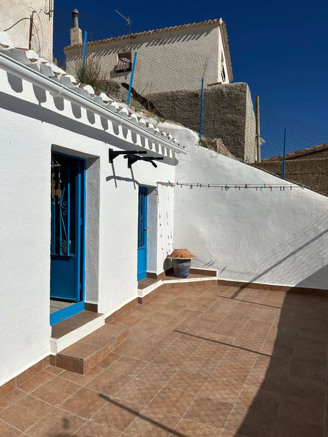 Casa adosada de 4 dormitorios bellamente modernizada con patio en Vélez Blanco