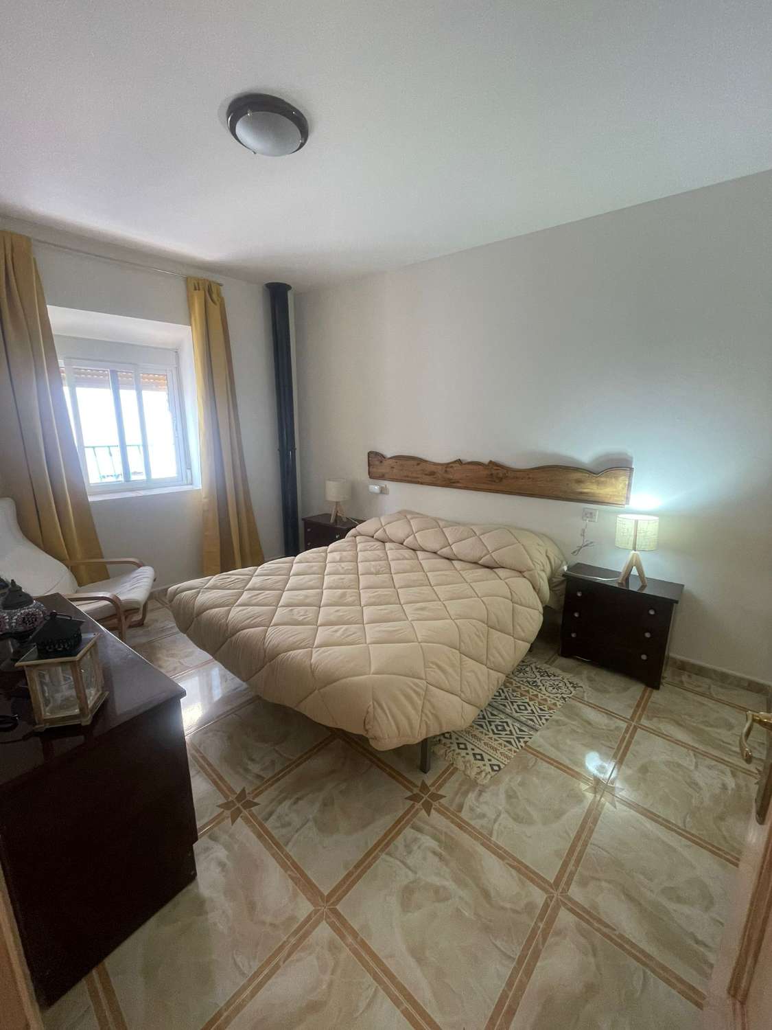 Casa adosada de 4 dormitorios bellamente modernizada con patio en Vélez Blanco