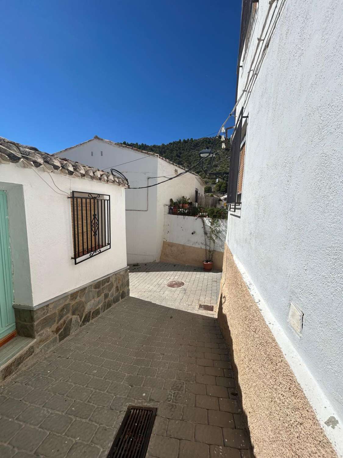 Casa adosada de 4 dormitorios bellamente modernizada con patio en Vélez Blanco