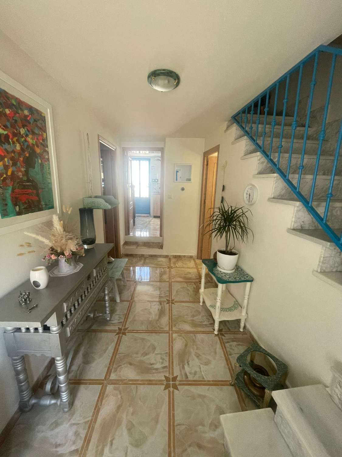 Casa adosada de 4 dormitorios bellamente modernizada con patio en Vélez Blanco