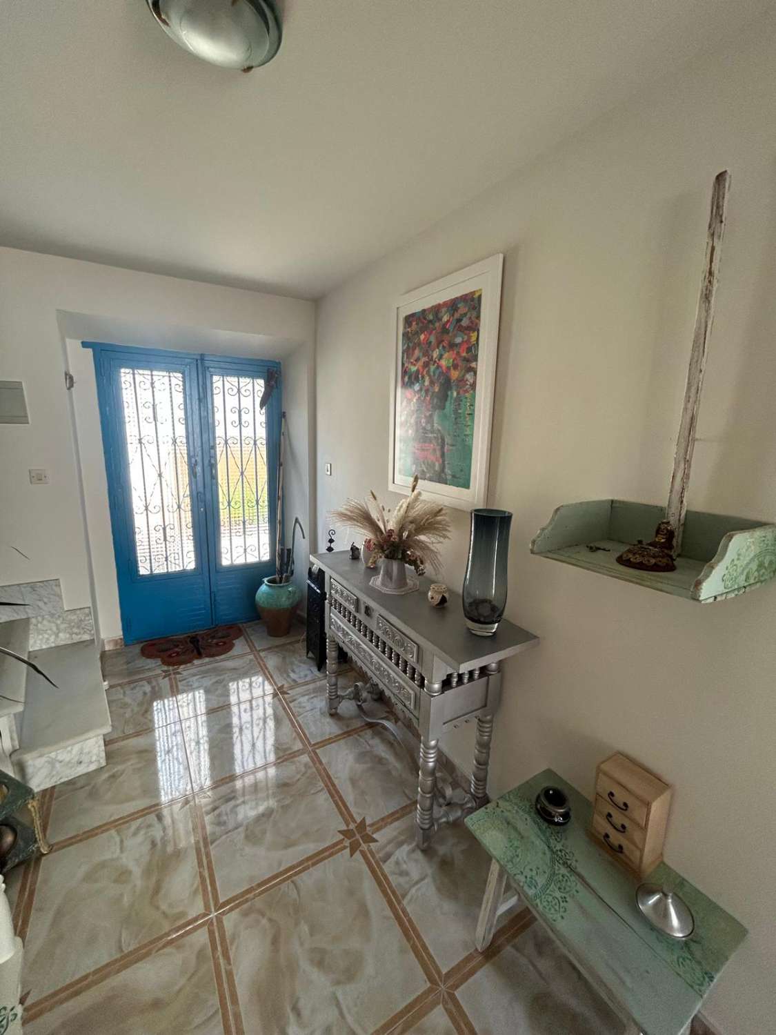 Casa adosada de 4 dormitorios bellamente modernizada con patio en Vélez Blanco