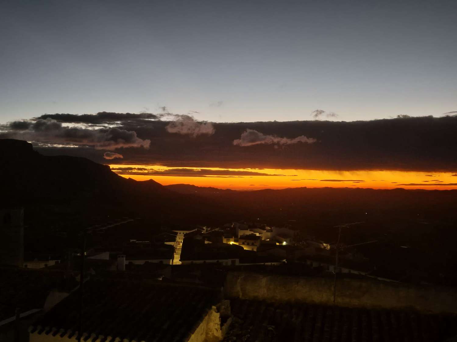 Casa adosada de 4 dormitorios bellamente modernizada con patio en Vélez Blanco