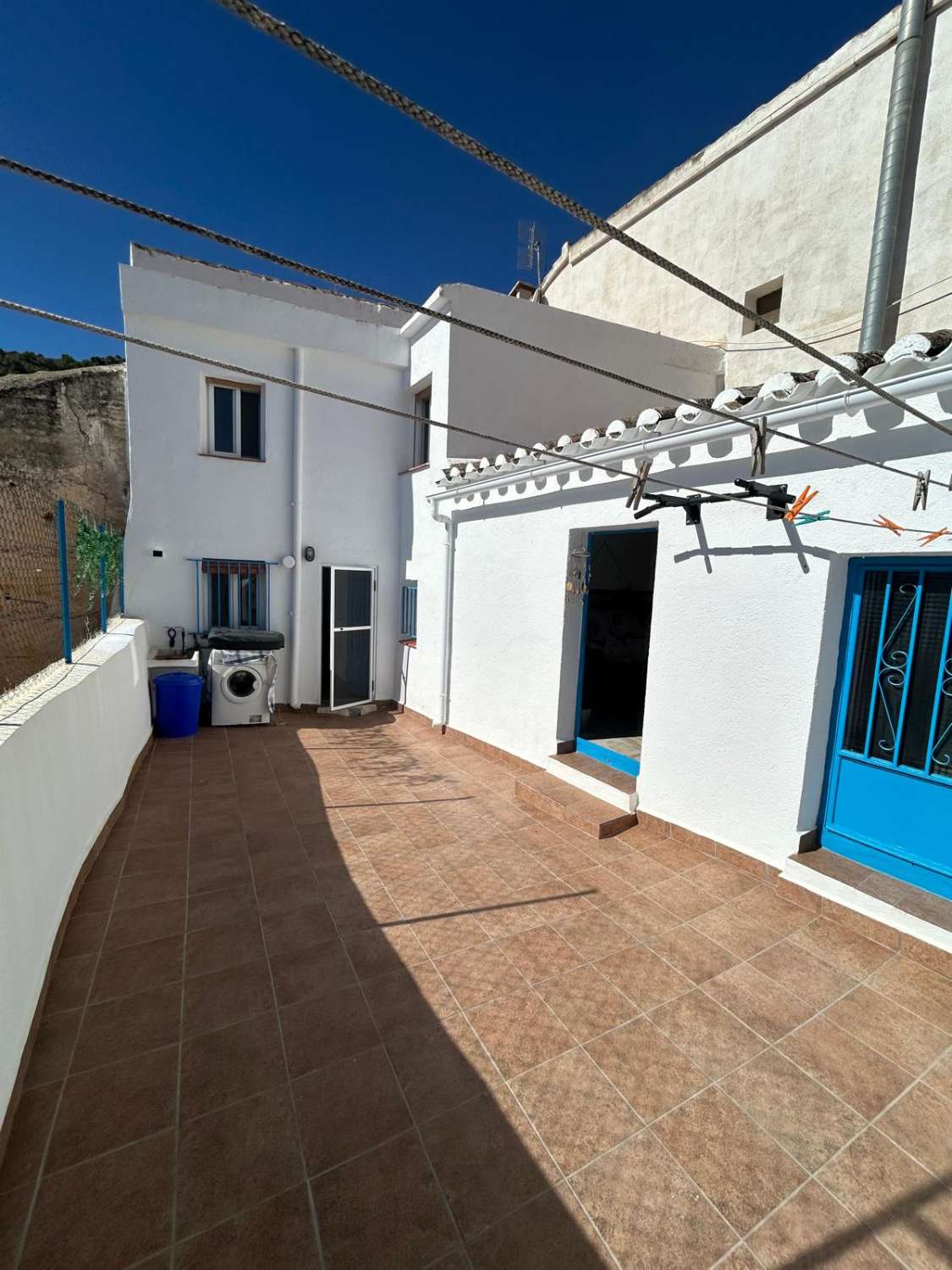 Casa adosada de 4 dormitorios bellamente modernizada con patio en Vélez Blanco