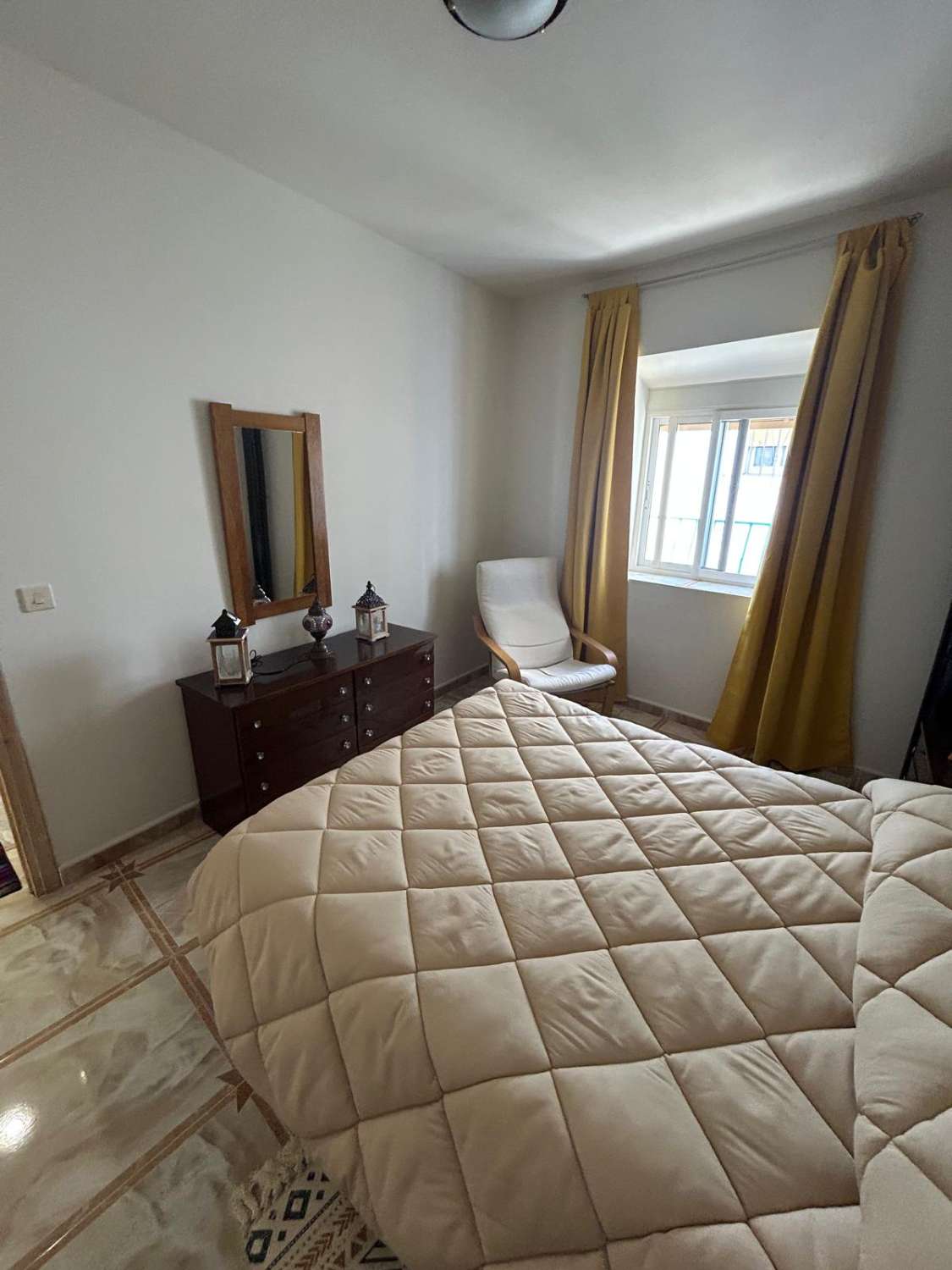 Casa adosada de 4 dormitorios bellamente modernizada con patio en Vélez Blanco