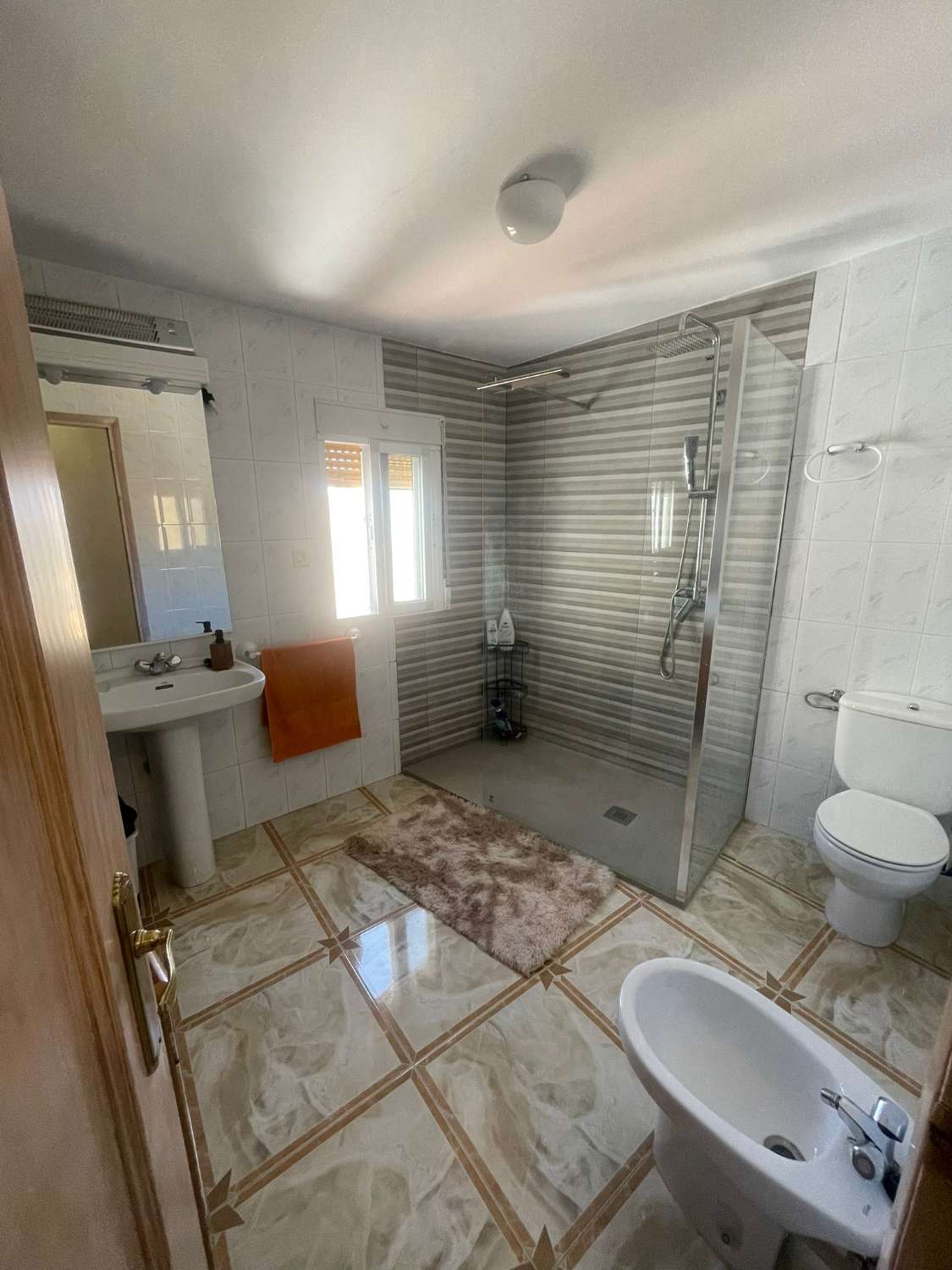 Casa adosada de 4 dormitorios bellamente modernizada con patio en Vélez Blanco