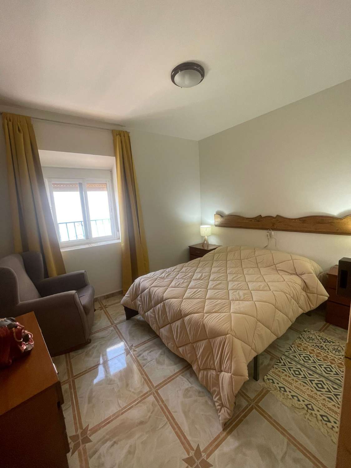 Casa adosada de 4 dormitorios bellamente modernizada con patio en Vélez Blanco