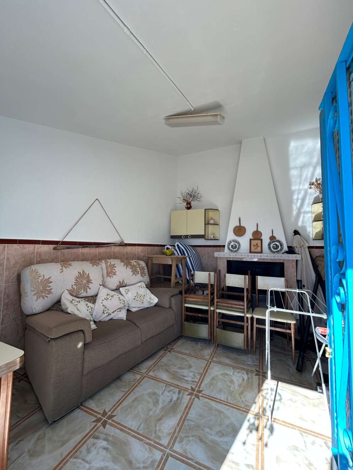 Casa adosada de 4 dormitorios bellamente modernizada con patio en Vélez Blanco