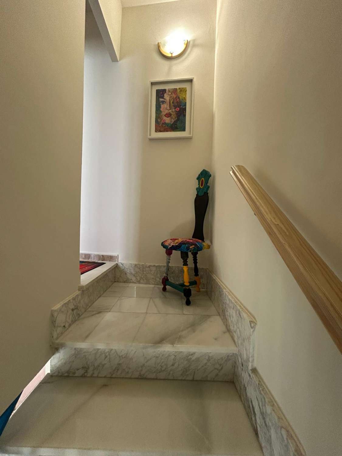 Casa adosada de 4 dormitorios bellamente modernizada con patio en Vélez Blanco