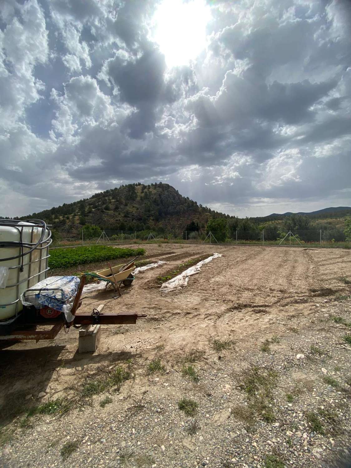 1,125m2 of enclosed land with trailer and electricity in El Piar