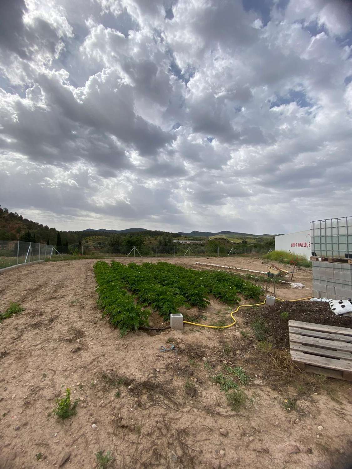 1,125m2 of enclosed land with trailer and electricity in El Piar