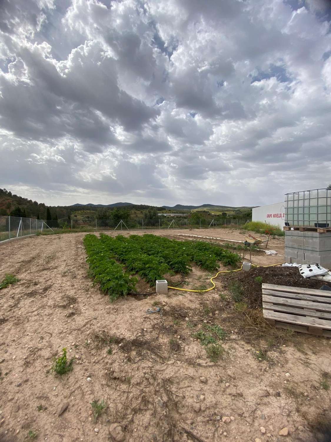 1,125m2 of enclosed land with trailer and electricity in El Piar