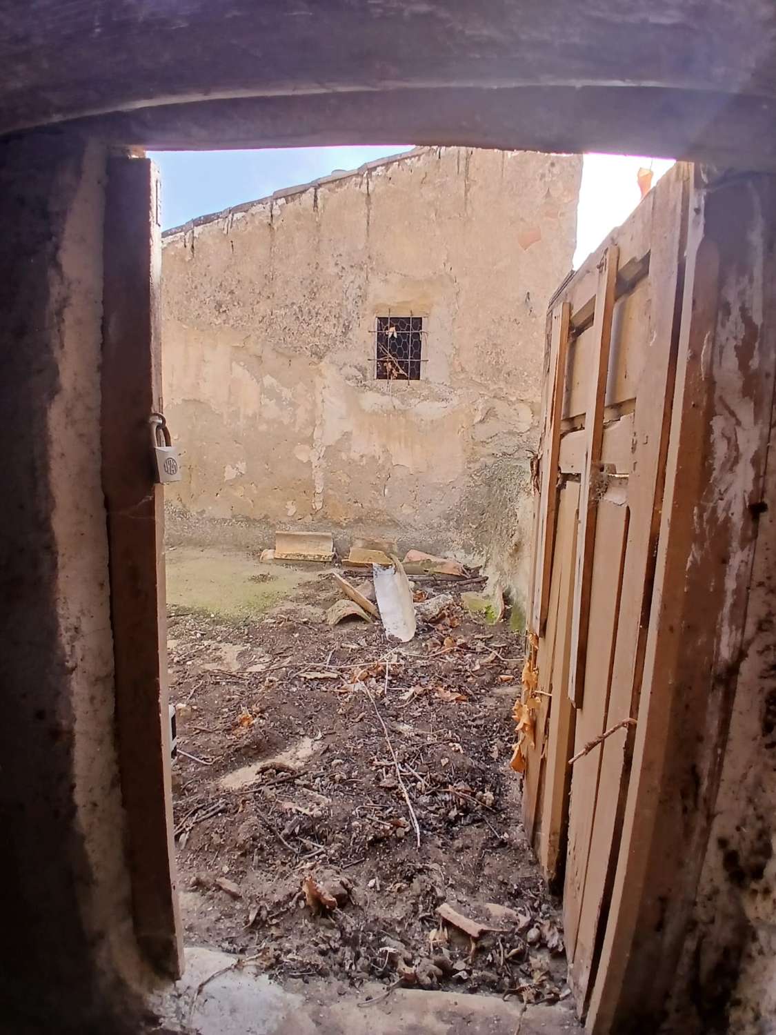 Excellent investment 3 bed house with outside garden and patio in the heart of Chirivel