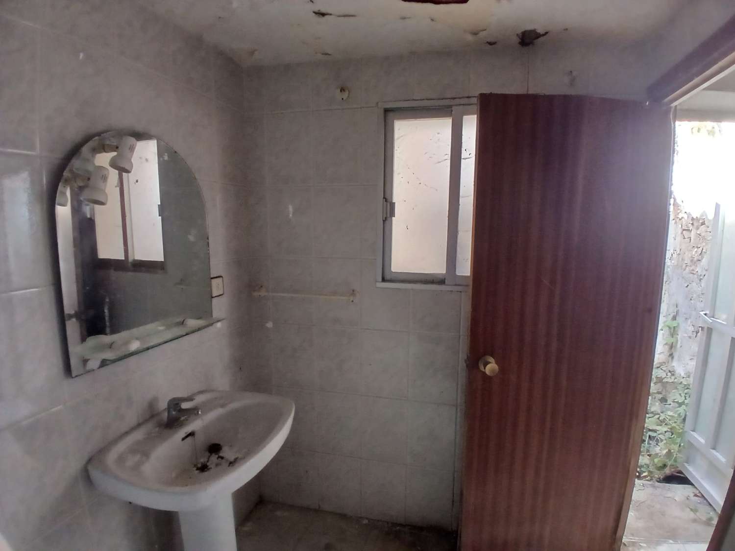 Excellent investment 3 bed house with outside garden and patio in the heart of Chirivel