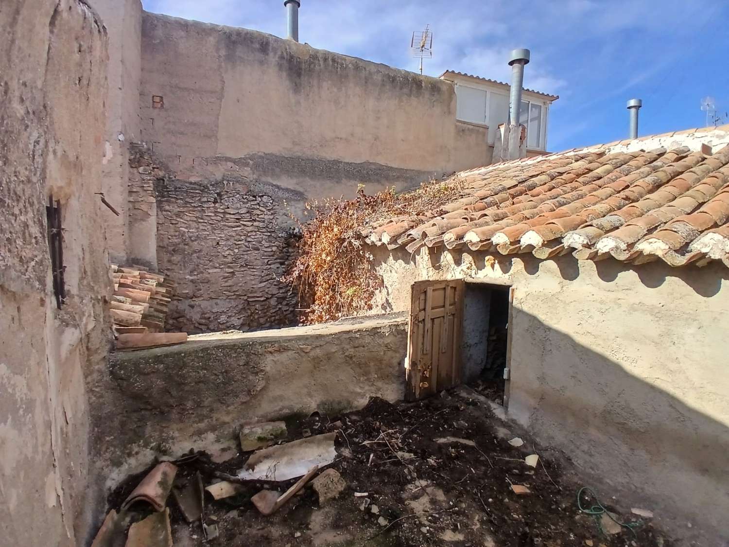 Excellent investment 3 bed house with outside garden and patio in the heart of Chirivel