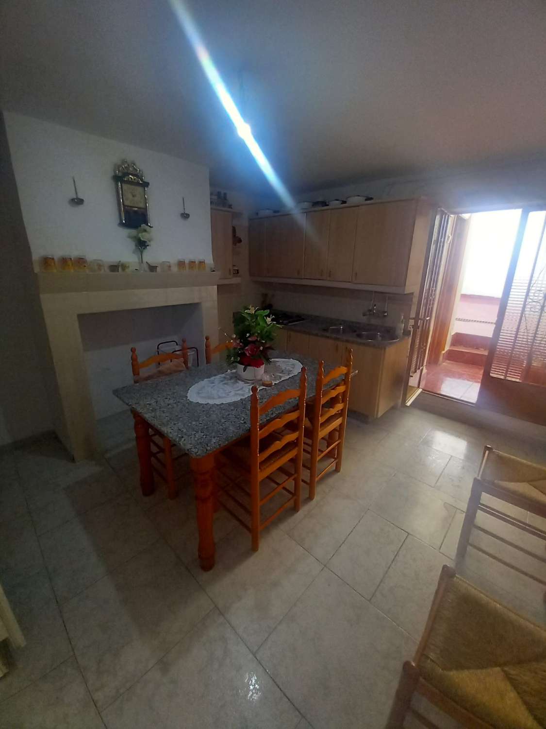 Casa reformada de 3 habitaciones y 2 baños en Blanco con potencial para crear un apartamento independiente con acceso propio.