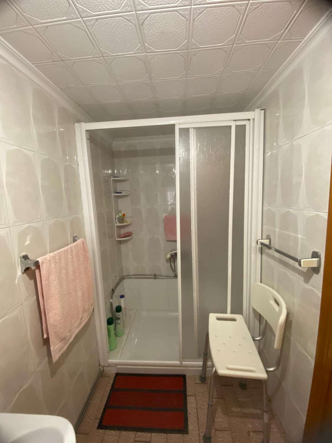 Casa reformada de 3 habitaciones y 2 baños en Blanco con potencial para crear un apartamento independiente con acceso propio.