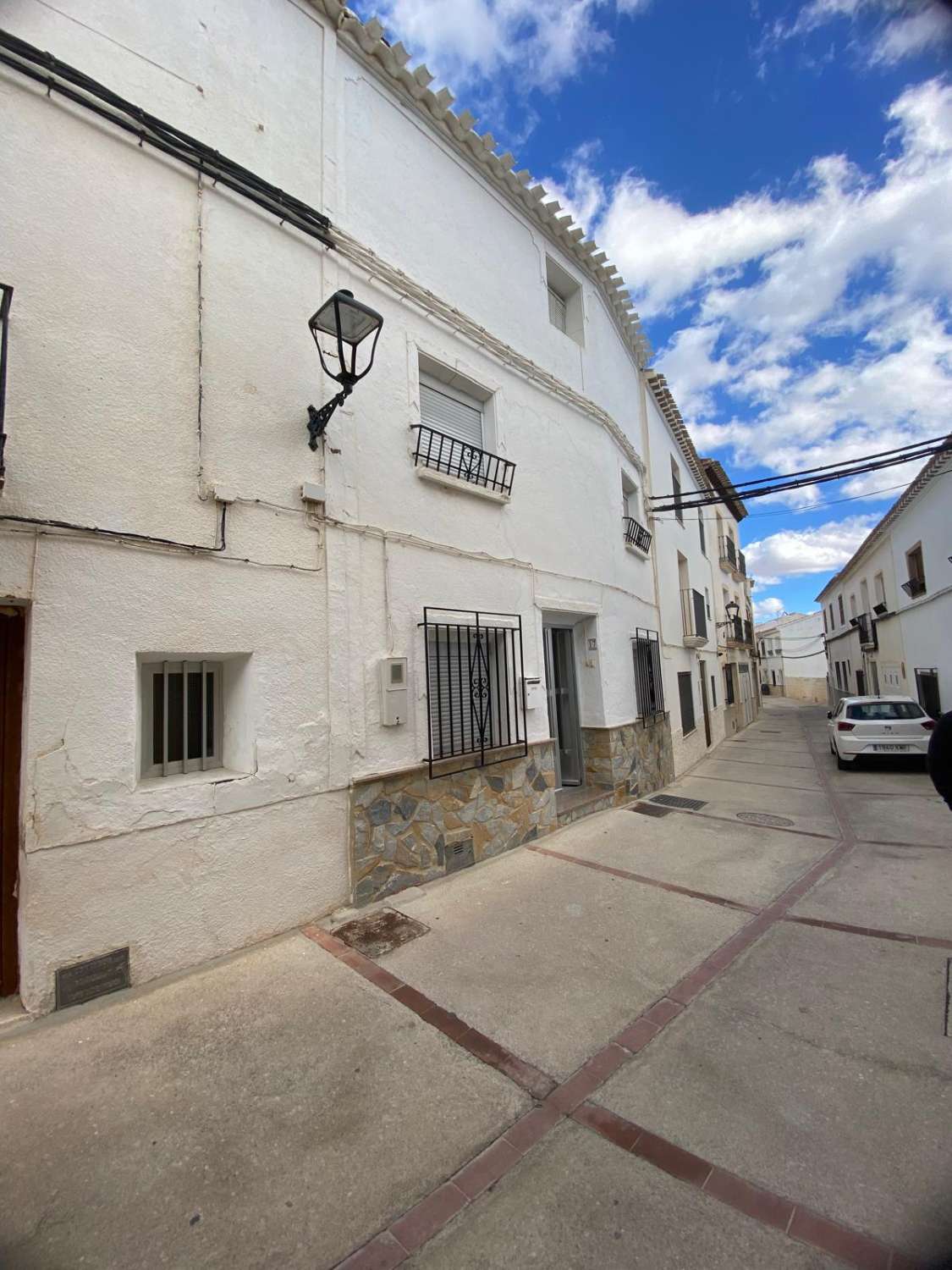 Casa reformada de 3 habitaciones y 2 baños en Blanco con potencial para crear un apartamento independiente con acceso propio.
