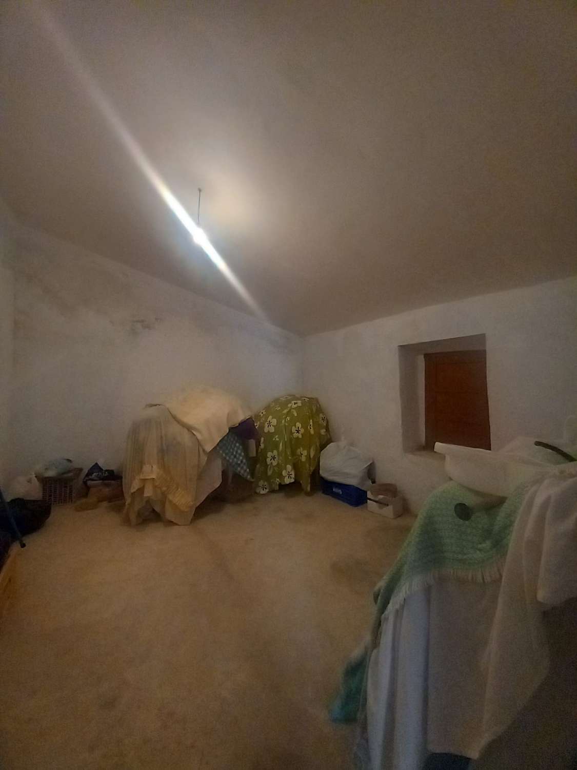 Casa reformada de 3 habitaciones y 2 baños en Blanco con potencial para crear un apartamento independiente con acceso propio.